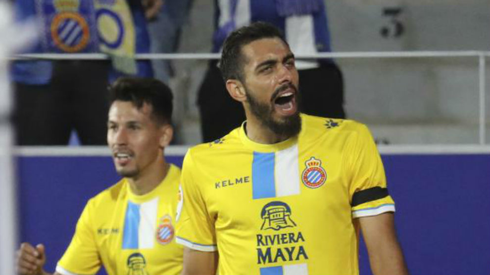 Borja Iglesias celebra uno de sus goles contra el Huesca