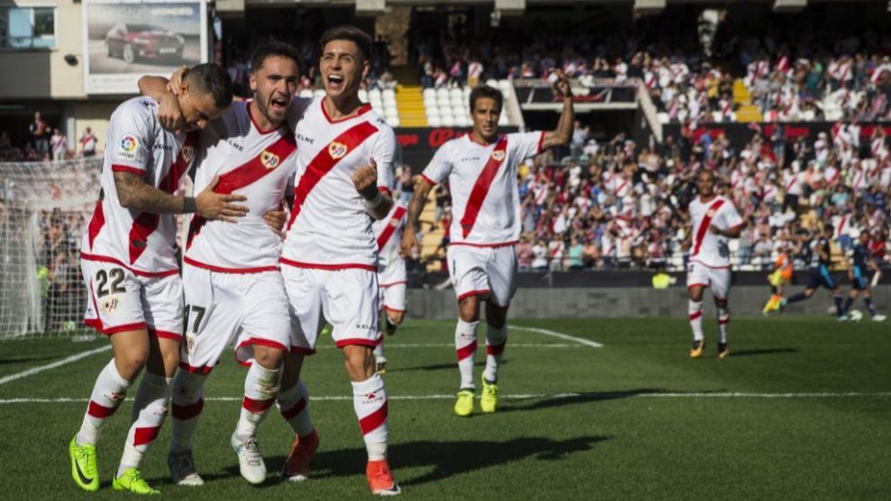Unai Lpez, en el centro, celebra un gol con le Rayo en Vallecas ante...