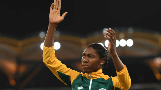 La sudafricana Caster Semenya posa en el podio de los 800 metros de...