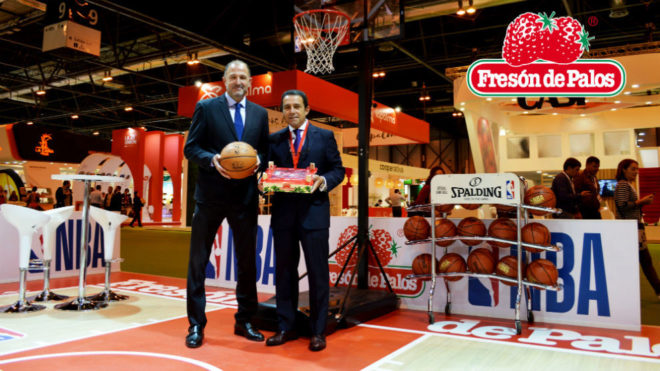 Chus Bueno, vicepresidente de la NBA para Europa, junto con Antonio...