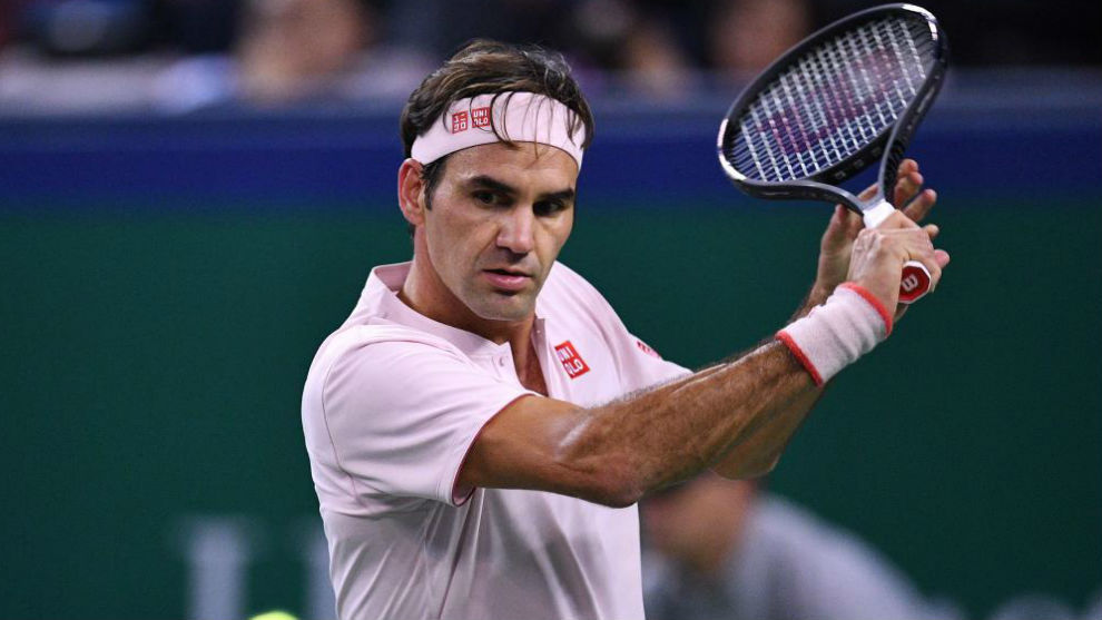 Federer pega un revs cortado