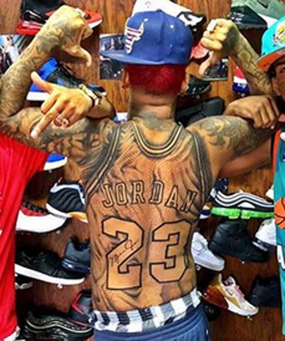 NBA: La NBA flipa: Se tatúa la camiseta de Michael Jordan en la espalda - Marca.com