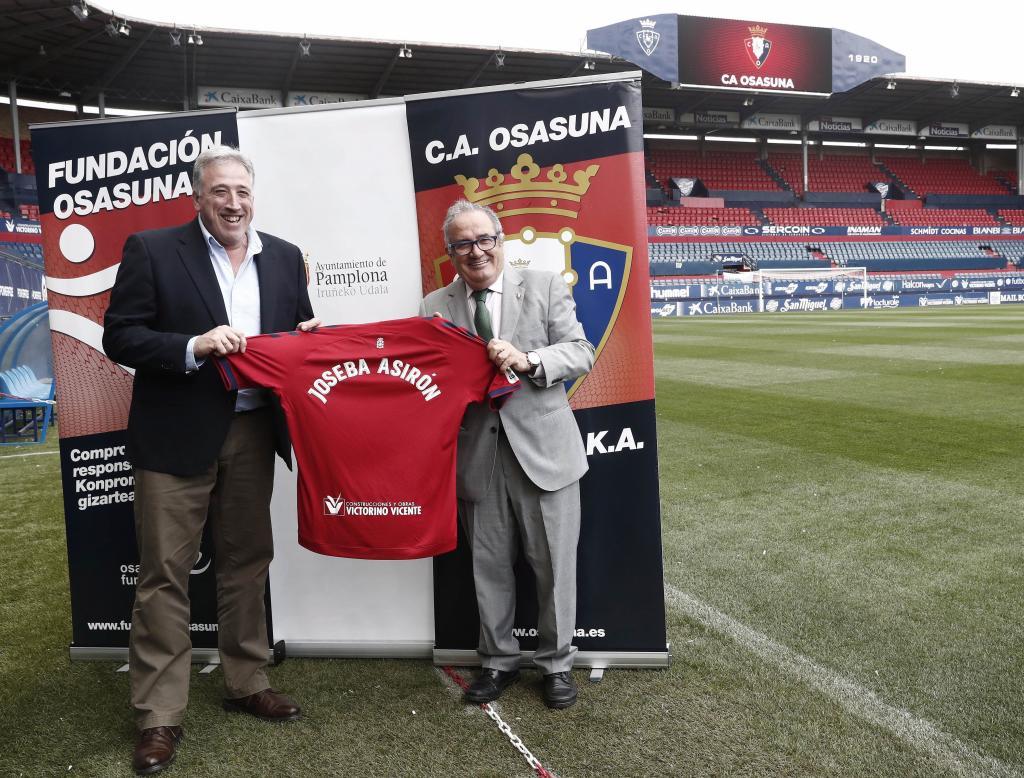 Luis Sabalza entrega al alcalde Joseba Asiron una camiseta del equipo...