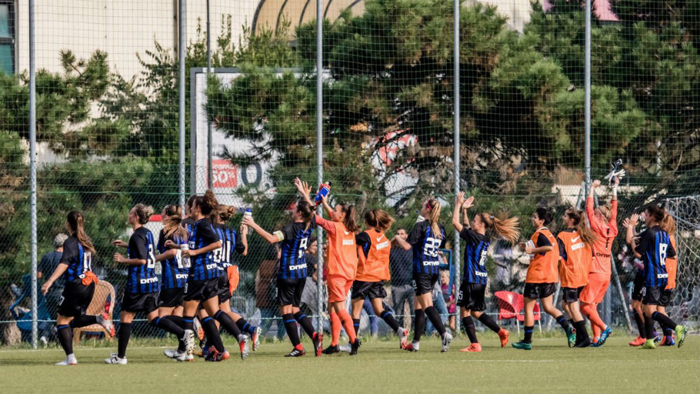 Las jugadoras del ASD Femminile Inter Milano saludan tras una victoria...