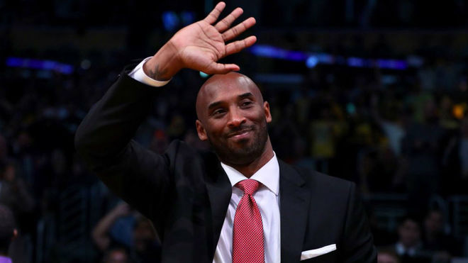 Kobe Bryant saludando al pblico del Staples Center