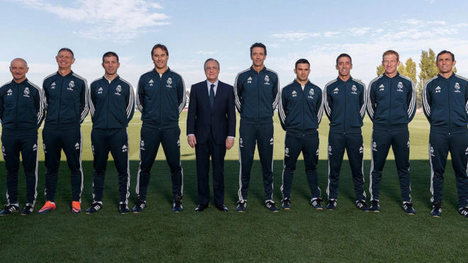 Florentino Prez, posando con el cuerpo tcnico del Real Madrid