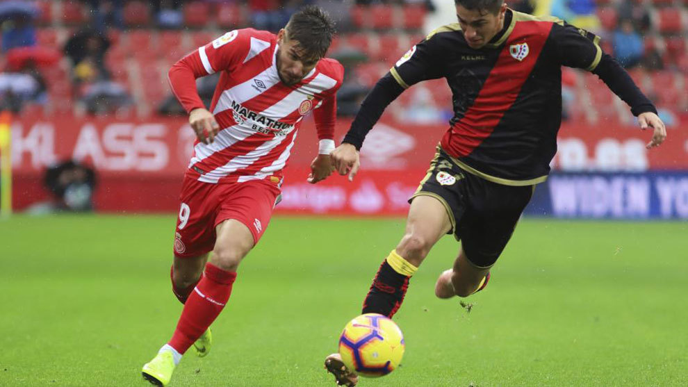 Portu se macha de Santi Comesaa en el partido Girona-Rayo.