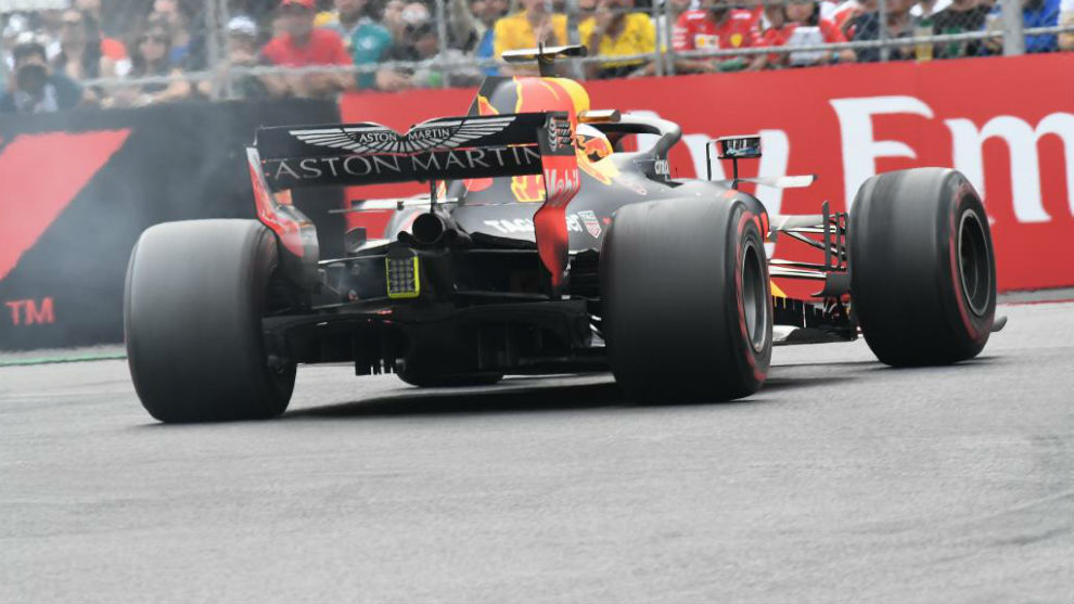 El coche de Ricciardo empieza a soltar humo antes del abandono en...