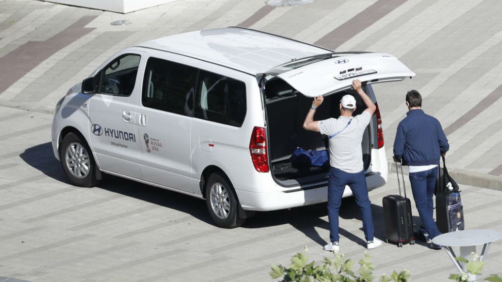 Julen Lopetegui leaves Spain&apos;s training camp to sign for Real Madrid.