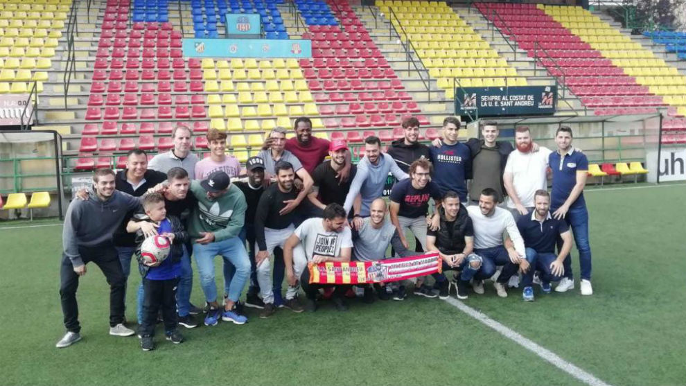 Los jugadores del Sant Andreu, sobre el csped del Narcs Sala