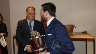Javier Tebas y Leo Messi, en una entrega de premios MARCA.