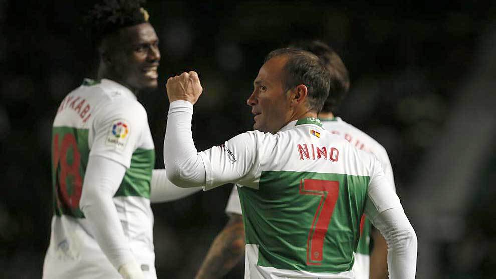 Nino celebra su gol al Zaragoza en presencia de un sonriente Sory Kaba