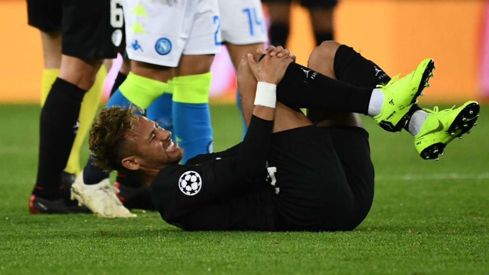 Neymar se duele en el suelo durante el partido de Champions contra el...