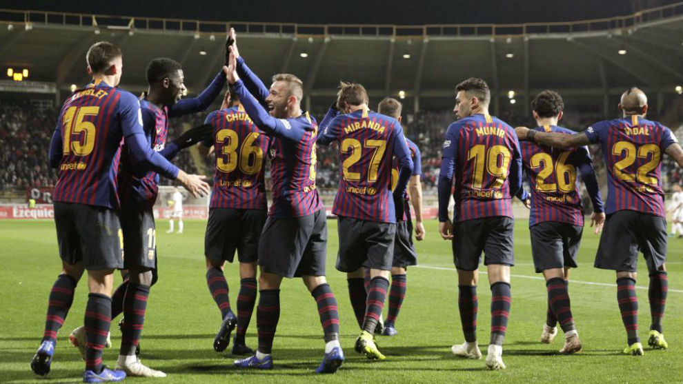 Los jugadores del Barcelona celebran, anoche, el gol de Lenglet en...
