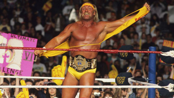 Hulk Hogan rompiendo su camiseta en una imagen ya icnica.