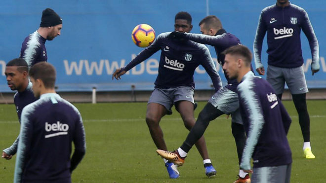 Messi and Umtiti take part in Friday&apos;s rondo.