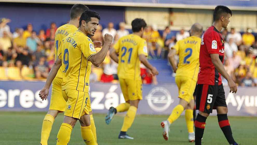 Jonathan Pereira celebra con el puo en alto su gol al Mallorca