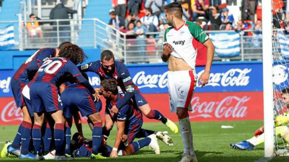 Los jugadores del Eibar celebrando unos de los goles ante el Alavs