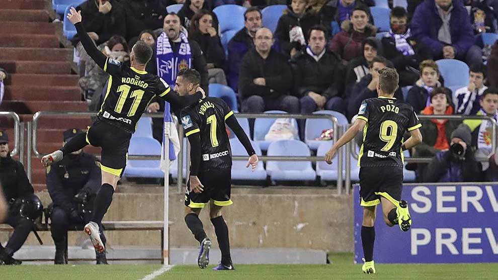 Rodri celebra con Vadillo el segundo gol del Granada en La Romareda