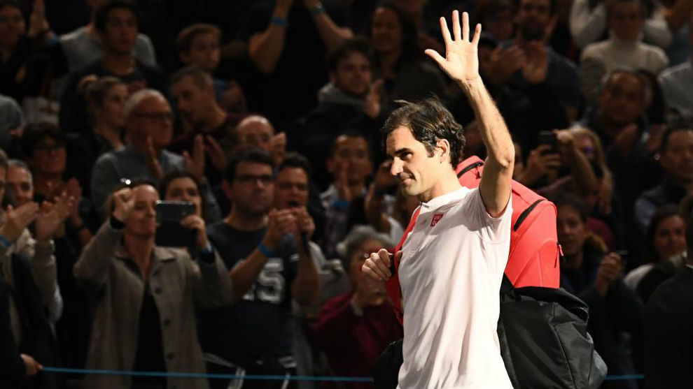 Federer saluda a la grada