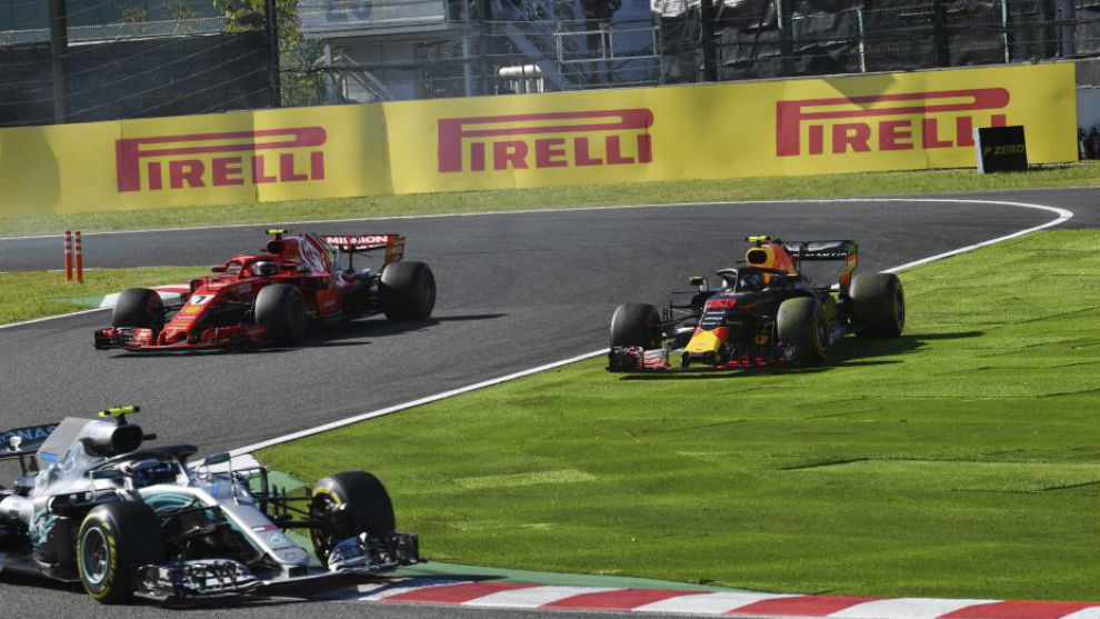 Raikkonen y Verstappen, durante su polmica accin en Suzuka.