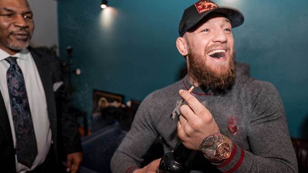 Conor McGregor fumndose la marihuana de Mike Tyson junto al mito del...