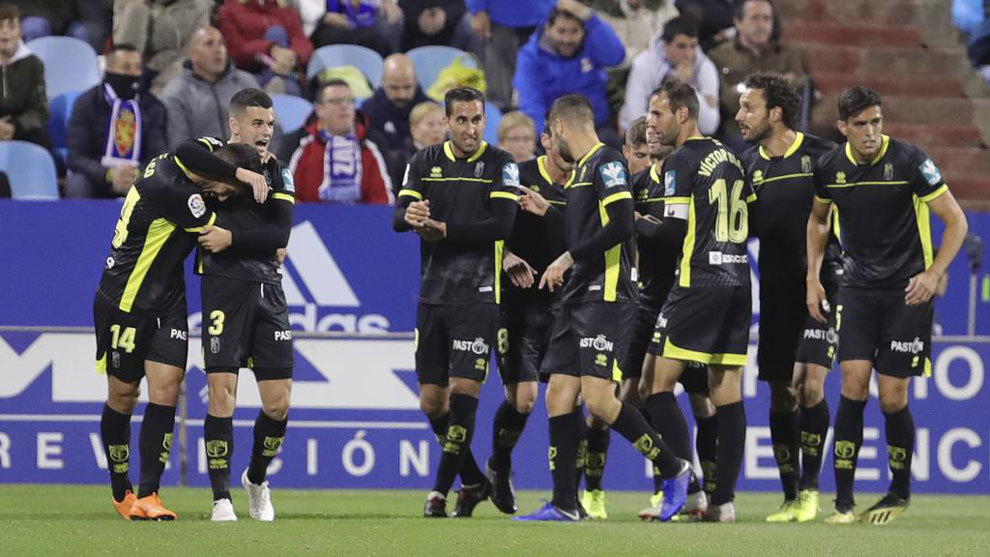 Jugadores del Granada celebran un gol en La Romareda.