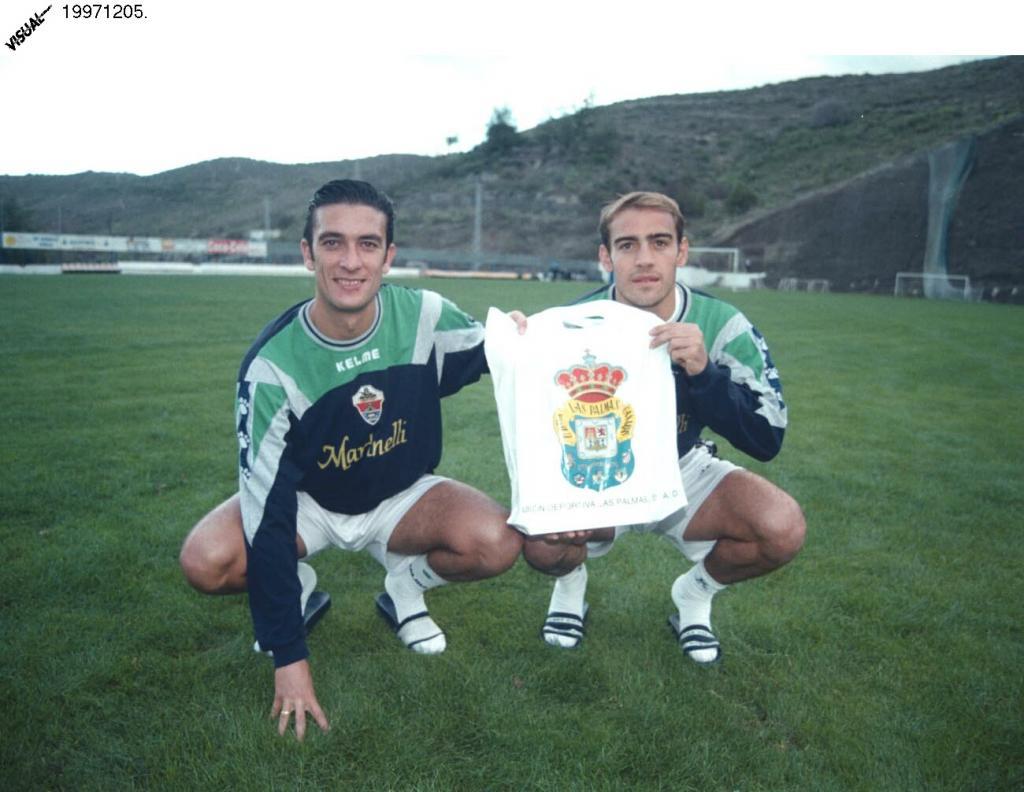 Jaume y Eloy, en el ao 1997, posan para MARCA con una bandera de Las...