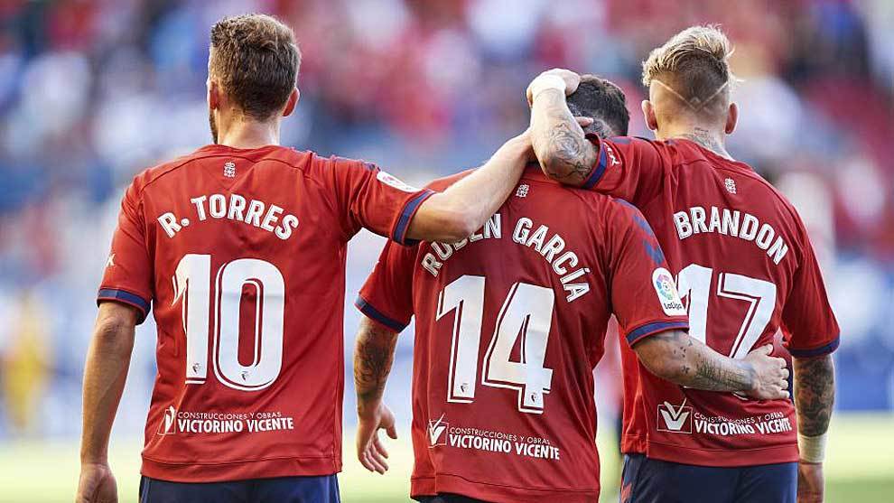Roberto Torres y Brandon celebran con Rubn su gol al Sporting