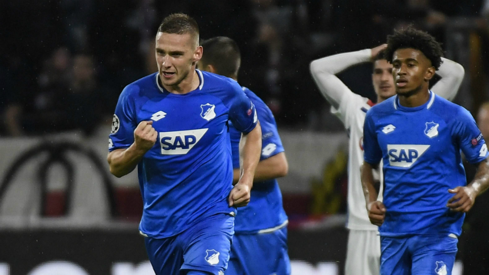 Kaderabek celebra su gol al Lyon