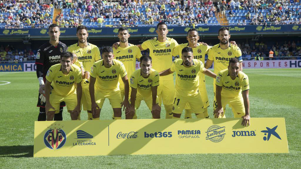 Los jugadores del Villarreal posan para la prensa antes de enfrentarse...