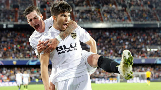 Soler y Mina celebran el gol del centrocampista en Mestalla.