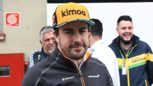 Alonso, en el paddock de Interlagos