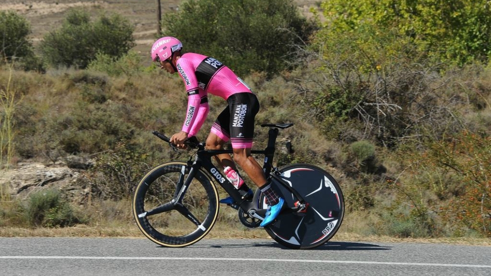 Hernando Bohrquez, durante una crono de la Vuelta 2017, con el...