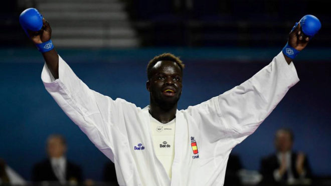 Babacar celebra su victoria ante Reis y la medalla de bronce mundial
