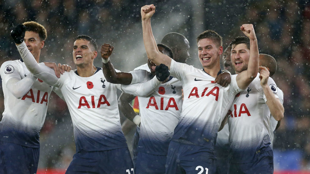 Los jugadores del Tottenham celebran el gol de Juan Foyth