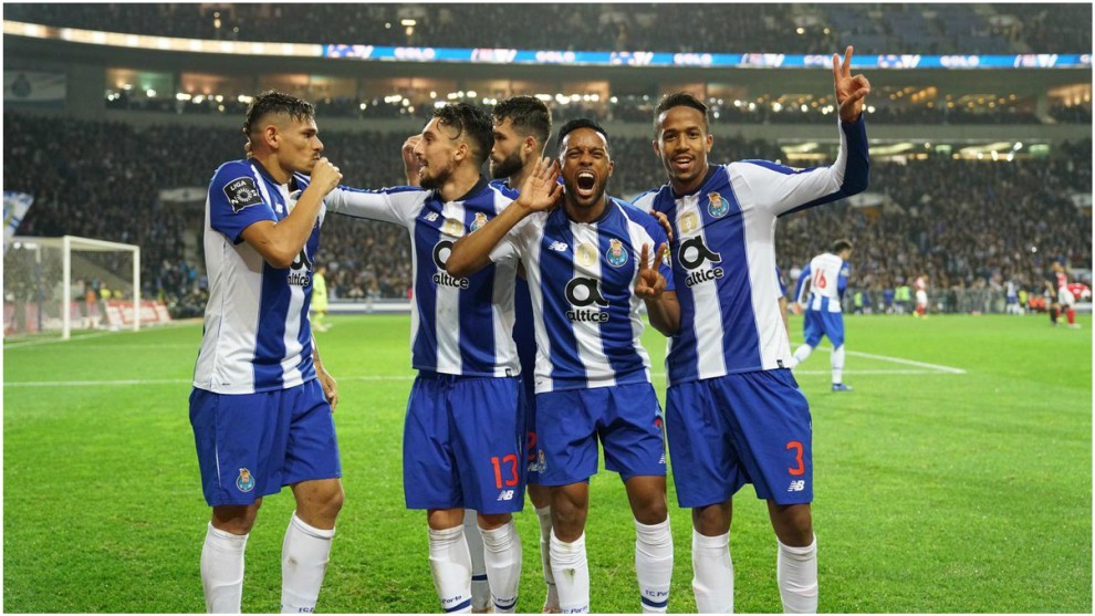 Los jugadores del Porto celebran el tanto de Soares.