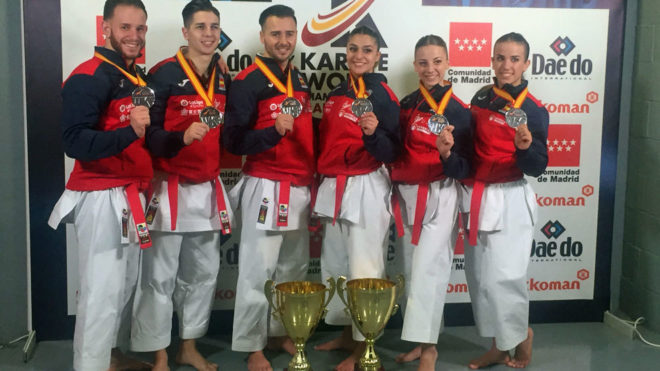 El equipo masculino y femenino de katas posan con sus medallas de...