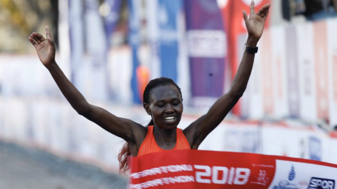 La keniana Ruth Chepngetich cruza la lnea de meta.