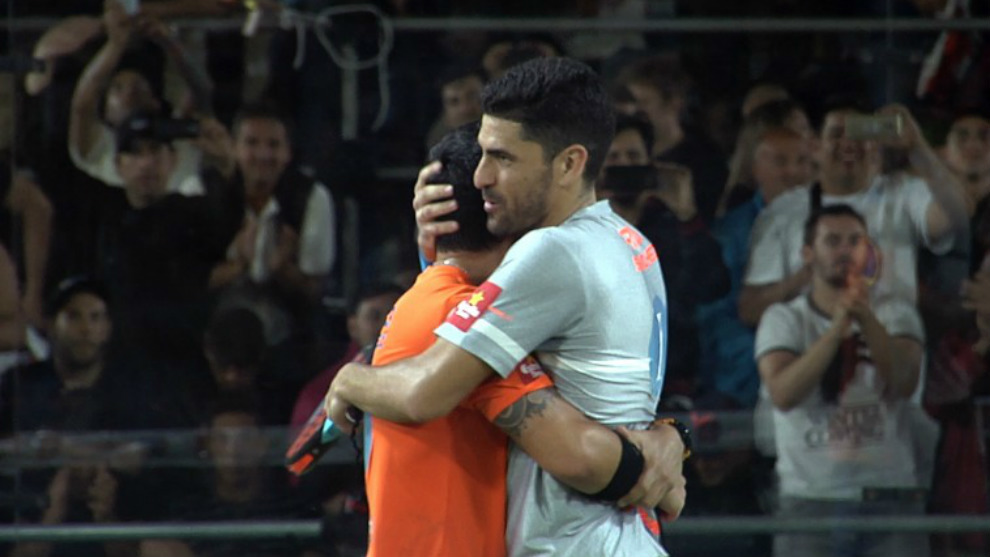 Maxi y Sanyo se abrazan tras lograr el ttulo del Buenos Aires Pdel...