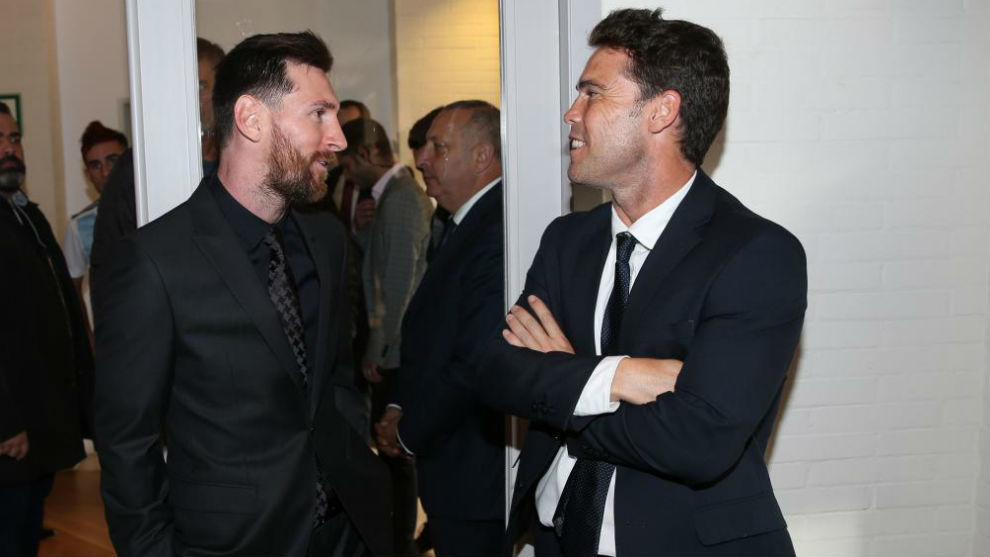 Rubi charla con Messi.
