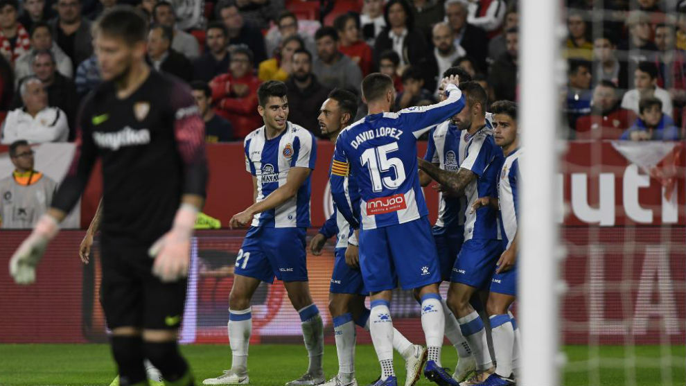 Los jugadores del Espanyol celebran el gol contra el Sevilla.