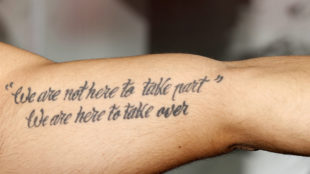 El tatuaje en el brazo izquierdo de Jorge Martn.
