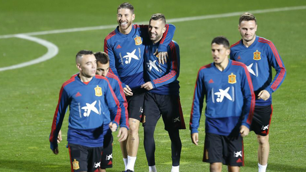 Ramos se abraza con Jordi Alba durante el entrenamiento de la...