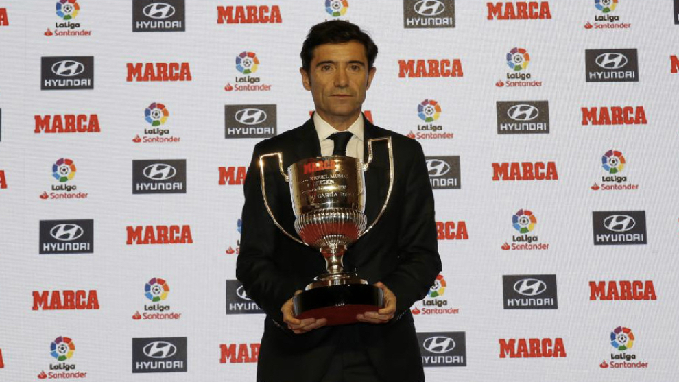 Marcelino posa con el trofeo MIguel Muoz, como mejor entrenador de...