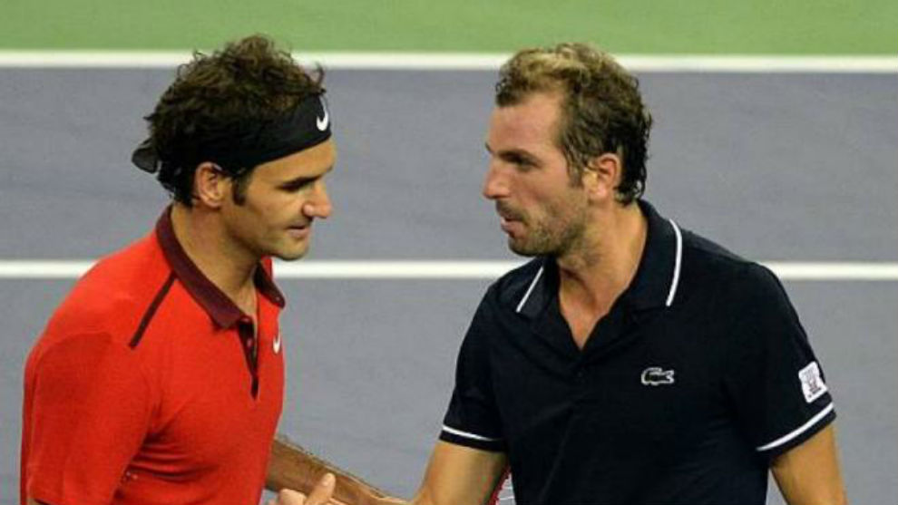 Federer se saluda con Benneteau