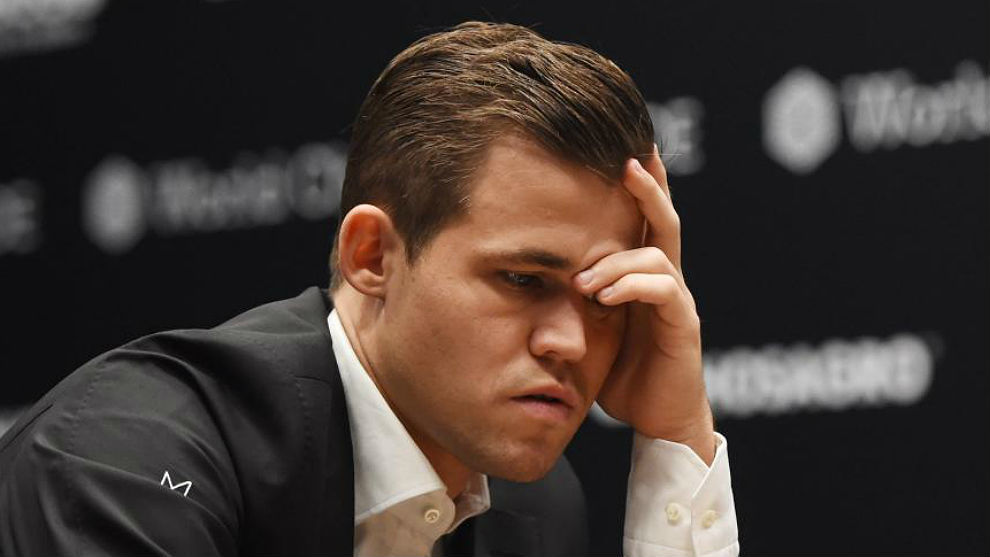 Magnus Carlsen medita durante la cuarta partida.