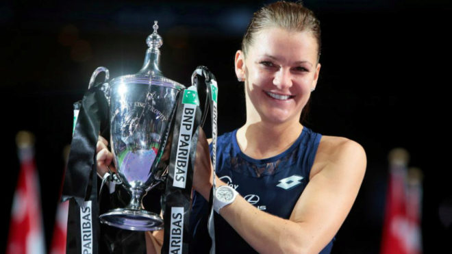Agnieszka Radwanska con el trofeo que la acredita como campeona de las...