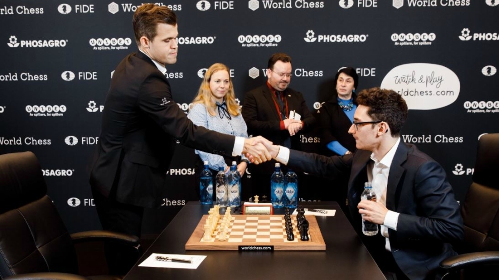 Magnus Carlsen y Fabiano Caruana se saludan en una de sus partidas.