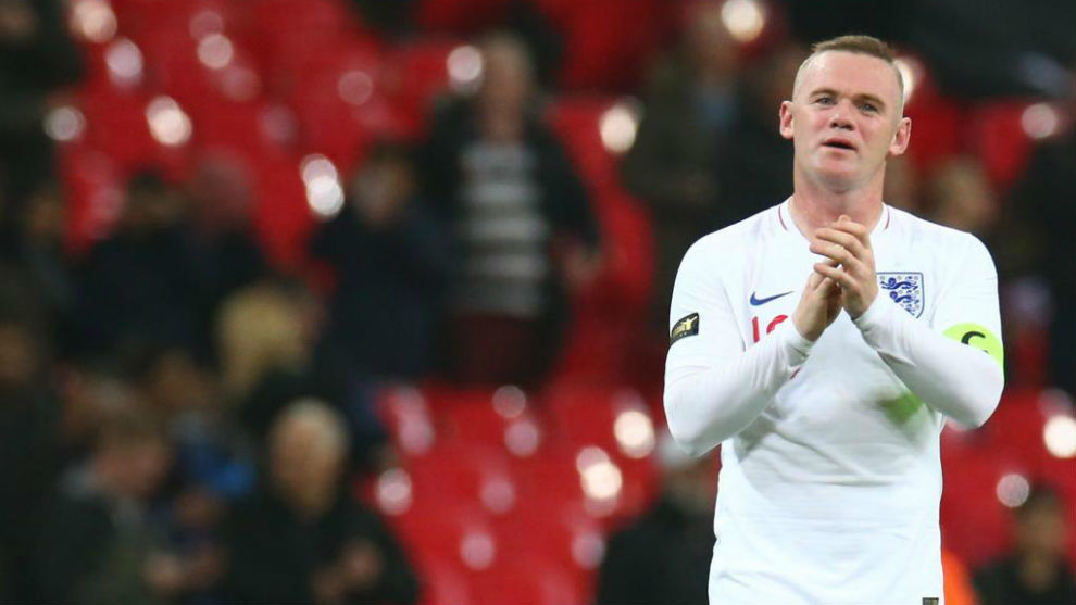 Rooney agradeciendo la ovacin de la aficin inglesa.